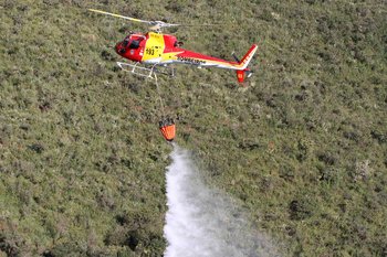 O combate no Rola Moça também foi feito com apoio do helicóptero Arcanjo (Foto de Arquivo/ImprensaSecom) alt